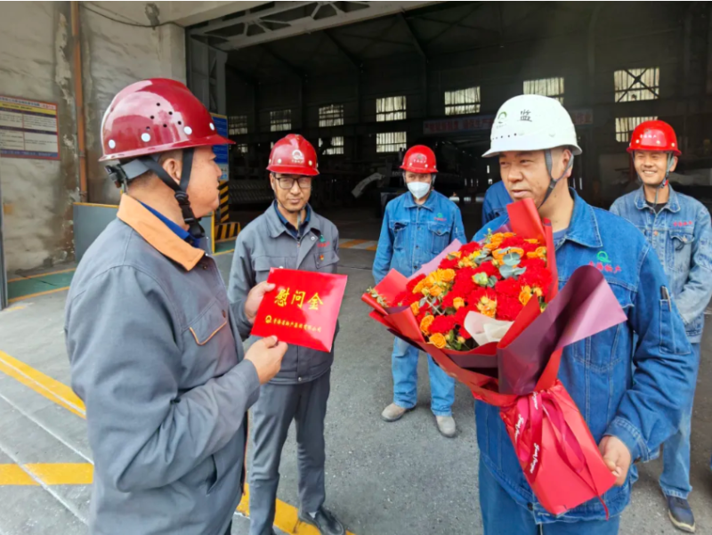 集團(tuán)領(lǐng)導(dǎo)“五一”節(jié)前看望慰問(wèn)新晉行業(yè)勞模